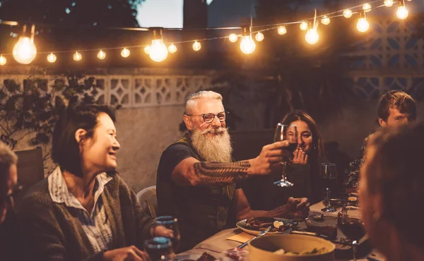 Jantar Família Feliz Degustação Taças Vinho Tinto Jantar Churrasco Pessoas — Fotografia de Stock