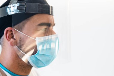 Cerrahi maske takan ve Corona virüsü salgınına karşı savaşan doktor - Sağlık ve sağlık çalışanları konsepti