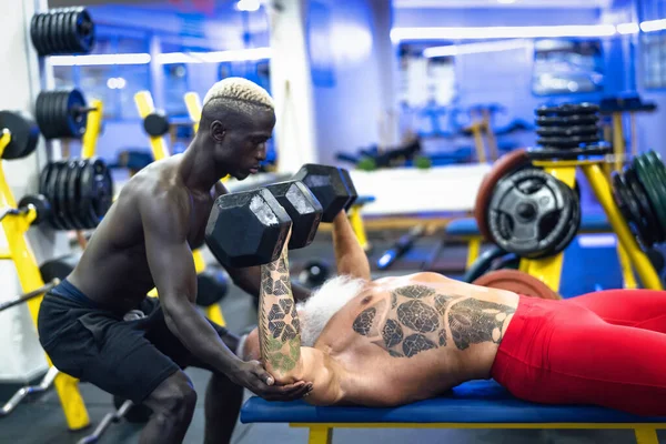 Spor Kulübünde Kişisel Antrenörle Vücut Geliştirme Vücut Geliştirme Vücut Geliştirme — Stok fotoğraf