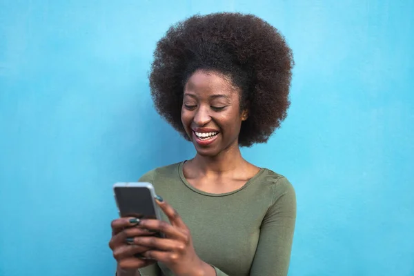 Wanita Afro Muda Menggunakan Smartphone Gadis Happy African Bersenang Senang — Stok Foto