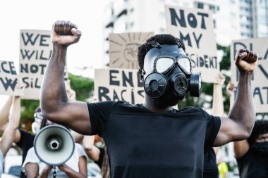 Irkçılığı protesto eden ve eşitlik için mücadele eden gaz maskesi takan aktivist - Siyahların hayatları adalet ve eşit haklar için sokaklarda gösteri yapmak - Blm Uluslararası Hareket Konsepti