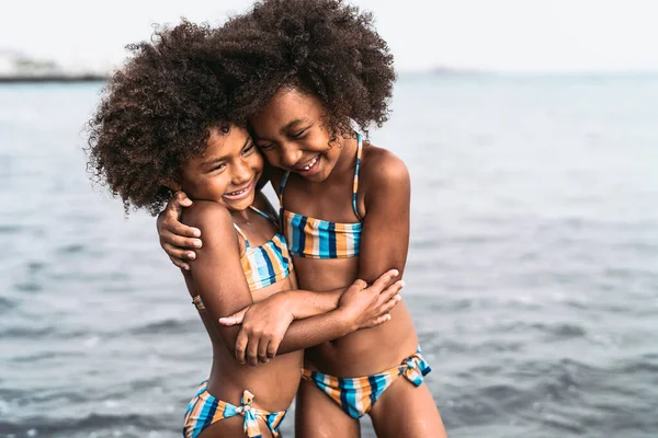 Irmãs Felizes Abraçando Dentro Água Mar Durante Verão Crianças Afro — Fotografia de Stock