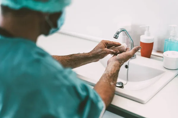 外科医は病院で患者を手術する前に手を洗う 医療従事者は コロナウイルスのパンデミックと戦うための準備をしている 医療と衛生の概念 — ストック写真