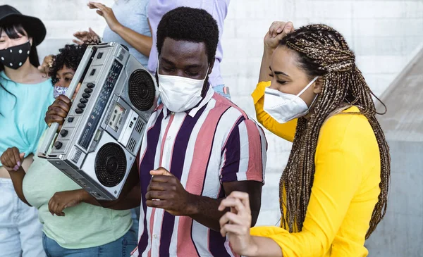 Amigos Felices Escuchando Música Con Boombox Vintage Bailando Mientras Usan — Foto de Stock