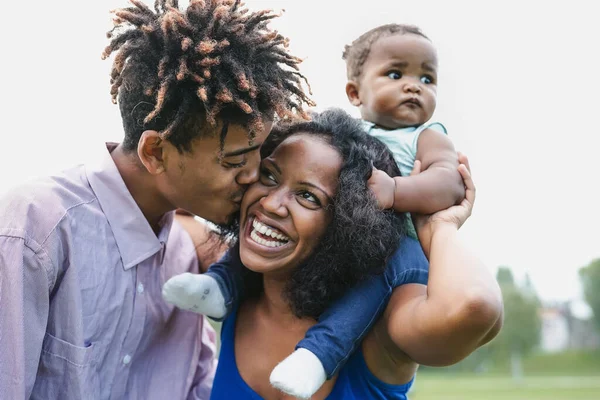 Família Africana Feliz Divertindo Juntos Parque Público Pai Negro Mãe — Fotografia de Stock