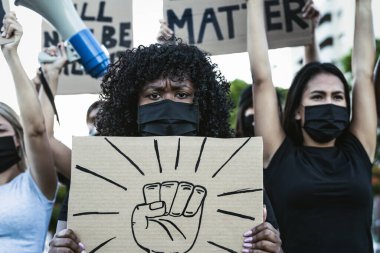 Siyahi yaşamlar, ırkçılığı protesto eden ve eşitlik için mücadele eden aktivist hareketler - farklı kültürlerden göstericiler ve adalet ve eşit haklar için sokakta ırk protestoları
