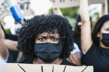 Irkçılığı protesto eden ve eşitlik için mücadele eden genç Afro kadın eylemci - Siyahların hayatları adalet ve eşit haklar için sokaklarda gösteri yapmak
