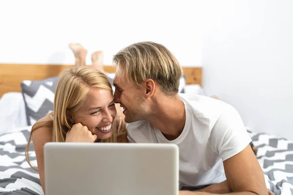 Happy Couple Lying Bed While Using Laptop Computer Boldog Emberek — Stock Fotó