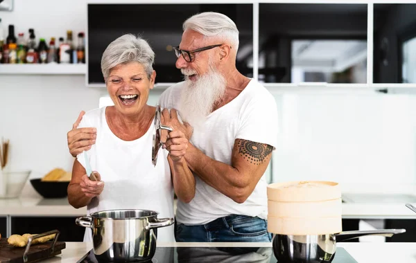 Heureux Couple Personnes Âgées Qui Amusent Cuisiner Ensemble Maison Personnes — Photo