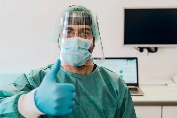 Médico Con Máscara Quirúrgica Cara Ppe Visera Luchando Contra Brote —  Fotos de Stock