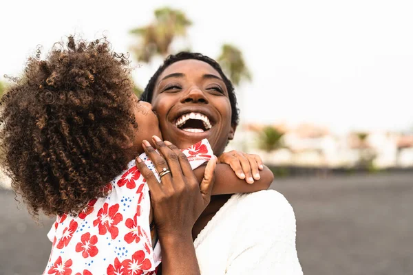 Família Africana Feliz Praia Durante Férias Verão Povo Afro Americano — Fotografia de Stock