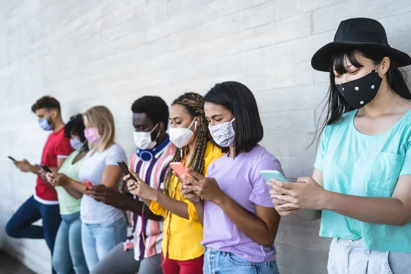 Jovens Usando Máscara Facial Usando Smartphone Móvel Livre Amigos Multirraciais — Fotografia de Stock