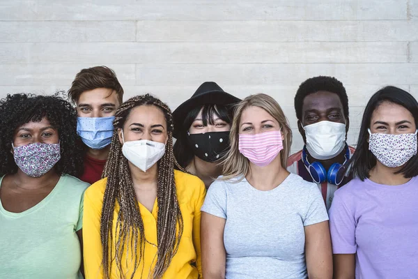 Grupo Jóvenes Que Usan Mascarilla Facial Para Prevenir Brote Del — Foto de Stock