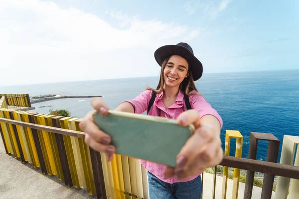 Mujer Joven Tomando Selfie Con Teléfono Inteligente Móvil Durante Excursión — Foto de Stock