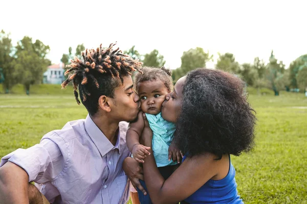 Família Africana Feliz Divertindo Juntos Parque Público Pai Negro Mãe — Fotografia de Stock