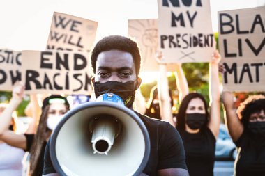 Siyahi yaşamlar, ırkçılığı protesto eden ve eşitlik için mücadele eden aktivist hareketler - farklı kültürlerden göstericiler ve adalet ve eşit haklar için sokakta ırk protestoları