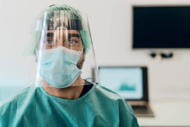 Cerrahi maske takan ve Corona virüsü salgınına karşı savaşan doktor - Sağlık ve sağlık çalışanları konsepti