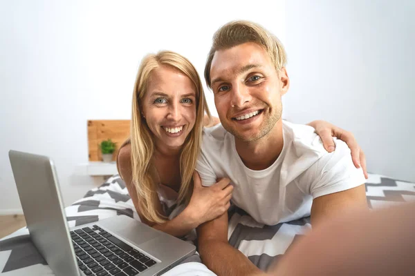 Pareja Joven Tomando Selfie Cama Amantes Felices Divirtiéndose Tomando Fotos —  Fotos de Stock