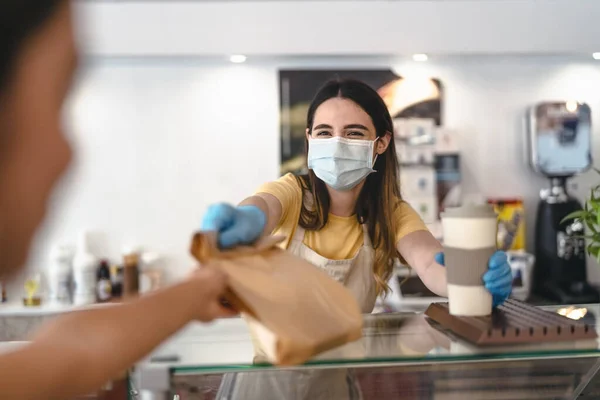 Propietaria Bar Que Trabaja Solo Con Pedidos Comida Para Llevar — Foto de Stock