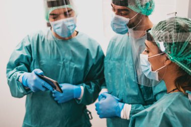 Corona virüsü salgınına karşı savaşan uzman doktorlar - bilim ve tıbbi ekip çalışması salgın vakalarını grafiksel olarak inceliyor - Sağlık ve covid-19 acil durum kavramı