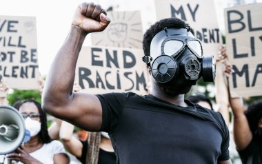 Irkçılığı protesto eden ve eşitlik için mücadele eden gaz maskesi takan aktivist - Siyahların hayatları adalet ve eşit haklar için sokaklarda gösteri yapmak - Blm Uluslararası Hareket Konsepti