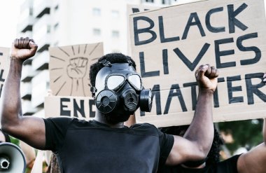 Irkçılığı protesto eden ve eşitlik için mücadele eden gaz maskesi takan aktivist - Siyahların hayatları adalet ve eşit haklar için sokaklarda gösteri yapmak - Blm Uluslararası Hareket Konsepti