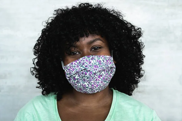 아프리카 코로나 바이러스의 확산을 얼굴을 보호하는 마스크를 있는아 관리인 — 스톡 사진