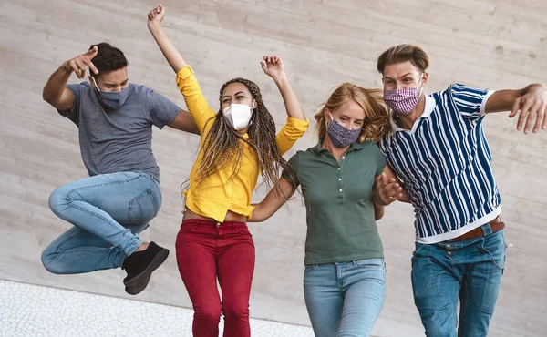 Jovens Amigos Dançando Juntos Enquanto Usam Máscara Facial Livre Pessoas — Fotografia de Stock