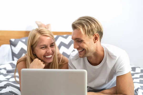 Casal Feliz Deitado Cama Usar Computador Portátil Pessoas Felizes Tendo — Fotografia de Stock