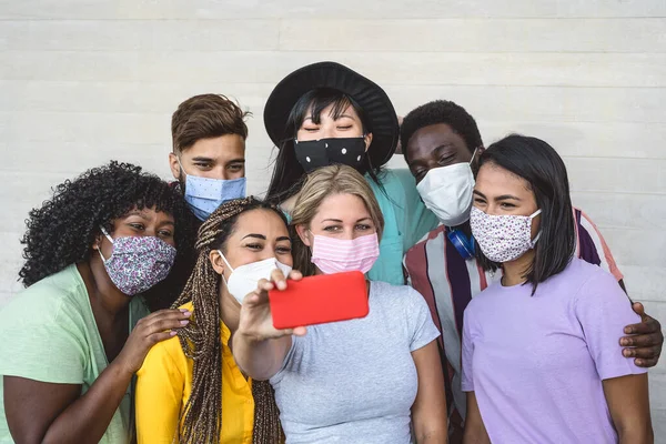 Grupo Jóvenes Con Máscara Facial Tomando Selfie Con Teléfono Inteligente — Foto de Stock