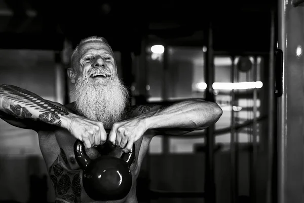 Senior Fitness Man Doing Kettle Bell Exercises Gym Fit Mature — Stock fotografie