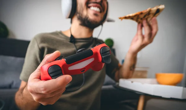 Hombre Feliz Jugando Videojuegos Línea Mientras Come Pizza Comida Rápida —  Fotos de Stock