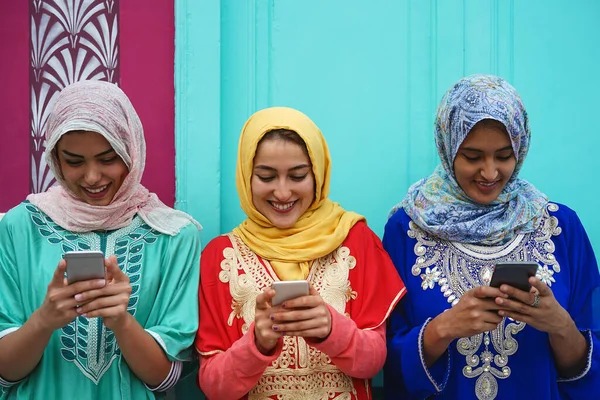Teman Teman Muslim Muda Yang Menggunakan Smartphone Genggam Luar Ruangan — Stok Foto