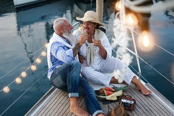 Couple Âgé Toastant Champagne Mangeant Des Fruits Pendant Les Vacances — Photo