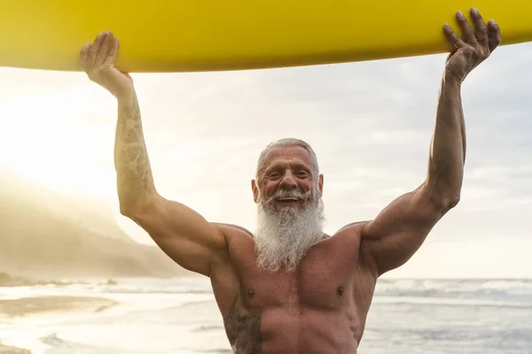 Happy Fit Senior Baví Surfování Při Západu Slunce Sportovní Vousatý — Stock fotografie