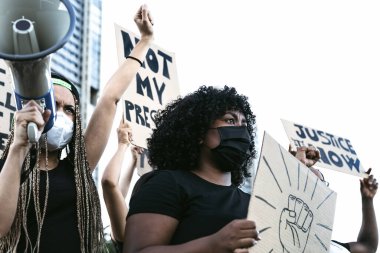 Irkçılığı ve eşitlik mücadelesini protesto eden aktivist hareket - farklı kültürlerden göstericiler ve eşit haklar için sokakta ırk protestoları - Siyahi yaşamları şehir kavramını protesto ediyor