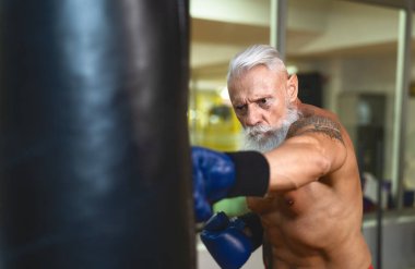 Kıdemli boksör sıkı çalışıyor - spor salonu kulübünde yaşlı erkek boks - sağlık ve spor aktiviteleri konsepti