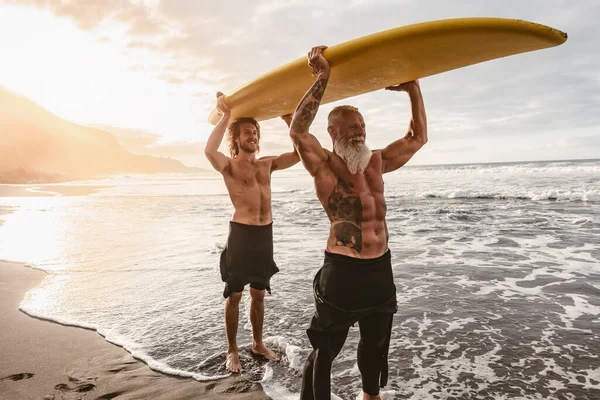 Happy Friends Different Age Surfing Together Tropical Ocean Αθλητικοί Άνθρωποι — Φωτογραφία Αρχείου