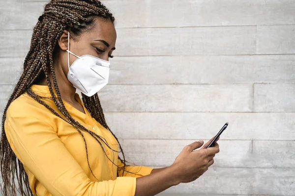 African Woman Wearing Face Medical Mask Using Mobile Smartphone Young — Stock Photo, Image
