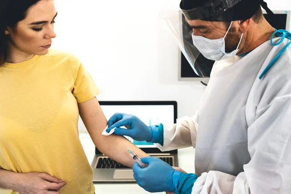 Médico Haciendo Vacuna Jeringa Inyección Médica Paciente Joven Hospital Para — Foto de Stock