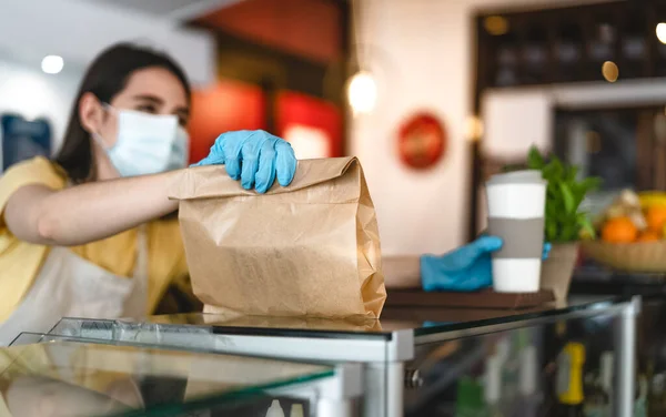 Propietaria Bar Que Trabaja Solo Con Pedidos Comida Para Llevar — Foto de Stock