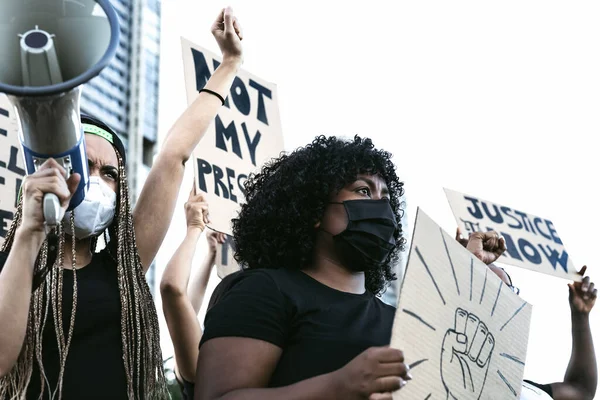 反对种族主义和争取平等的积极分子运动 不同文化的示威者和街头争取平等权利的种族抗议 黑人生命问题抗议城市概念 — 图库照片