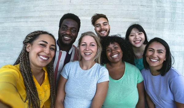 Grupo Amigos Multirraciais Divertindo Livre Pessoas Raça Mista Feliz Tomando — Fotografia de Stock