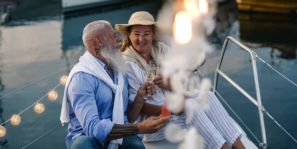 Senioren Paar Toasten Champagne Eten Fruit Zeilboot Vakantie Gelukkige Ouderen — Stockfoto