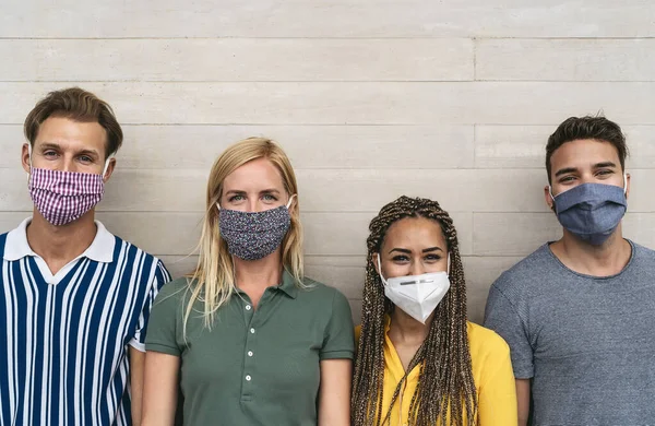 Amigos Con Máscara Protectora Facial Para Evitar Propagación Del Virus — Foto de Stock