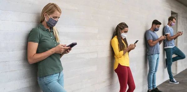 Young People Wearing Face Mask Using Mobile Smartphone Outdoor Multiracial — Stock Photo, Image