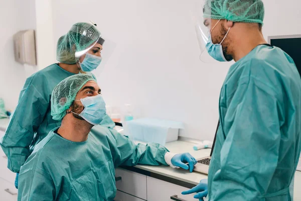 Médicos Especialistas Lutando Contra Surto Vírus Corona Ciência Trabalho Equipe — Fotografia de Stock