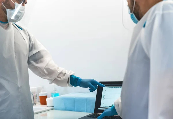 Спеціалізовані Лікарі Борються Спалахом Коронавірусу Науково Медична Команда Досліджує Пандемічні — стокове фото