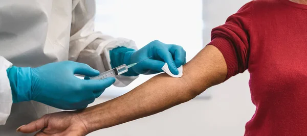 Médico Que Administra Vacuna Con Jeringa Para Inyección Médica Paciente — Foto de Stock