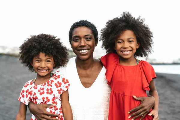 Glückliche Afrikanische Familie Die Sich Den Sommerferien Strand Vergnügt Portrait — Stockfoto